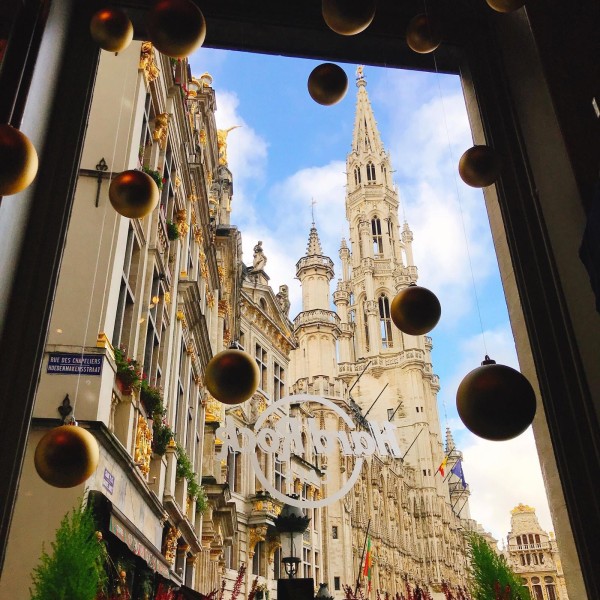 Vue festive sur Bruxelles avec décorations